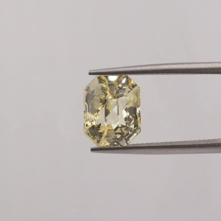 Yellow Sapphire 6.05ct, Sri Lanka with Certificate